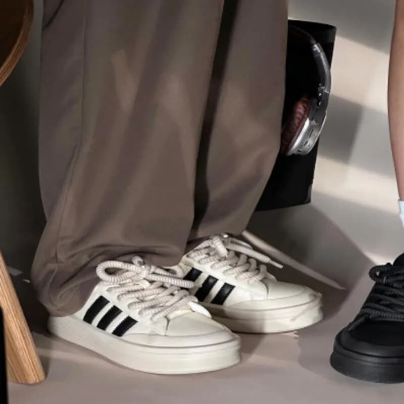 حذاء نسائي عملي باللون البيج مريح للاستخدام اليومي والعمل