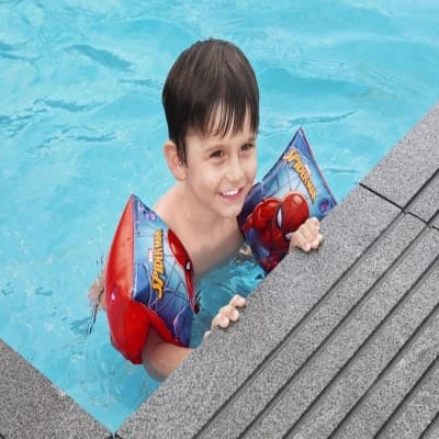 عوامات ذراع للأطفال بتصميم سبايدر مان™ من بيست واي، مقاس 23 × 15 سم – آمنة وممتعة لتعلم السباحة.