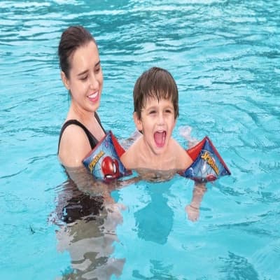 عوامات ذراع للأطفال بتصميم سبايدر مان™ من بيست واي، مقاس 23 × 15 سم – آمنة وممتعة لتعلم السباحة.