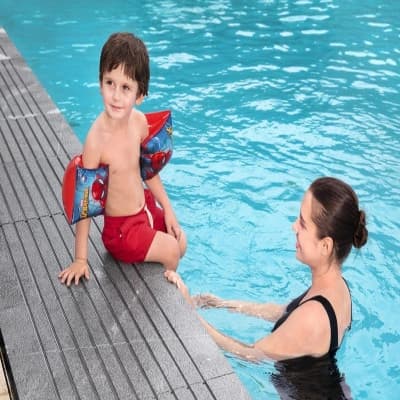 عوامات ذراع للأطفال بتصميم سبايدر مان™ من بيست واي، مقاس 23 × 15 سم – آمنة وممتعة لتعلم السباحة.